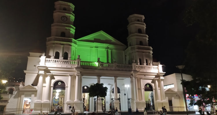 Iglesia del Parque principal de Envigado Santa Gertrudis