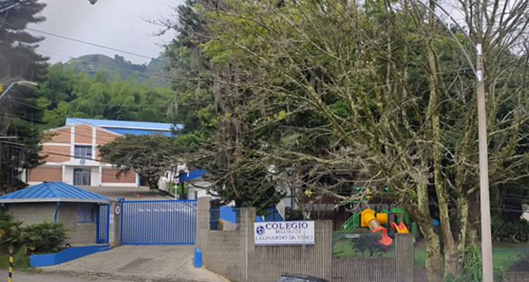 Entrada del colegio leonardo da vinci