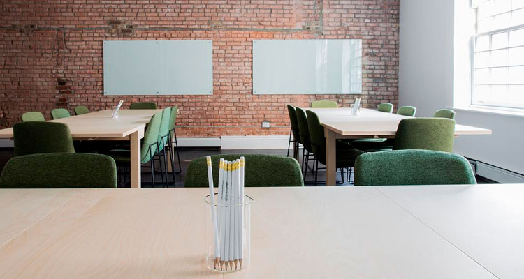 salon de clases con sillas y escritorios