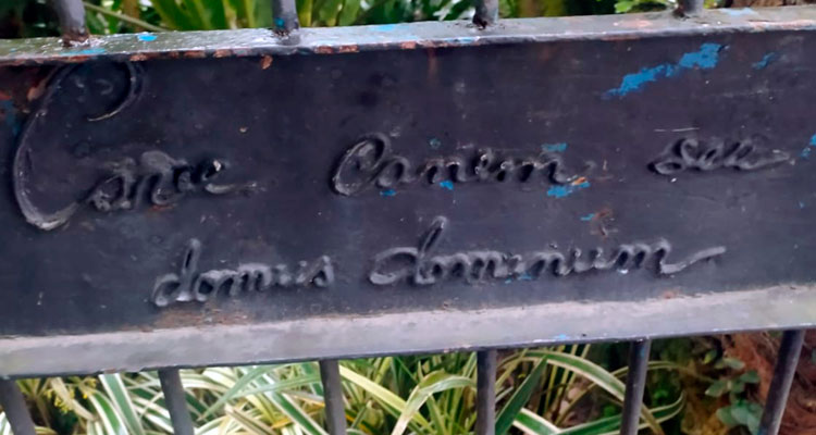 Frase en la puerta de la casa otra parte "Cave canem seu domus dominum"