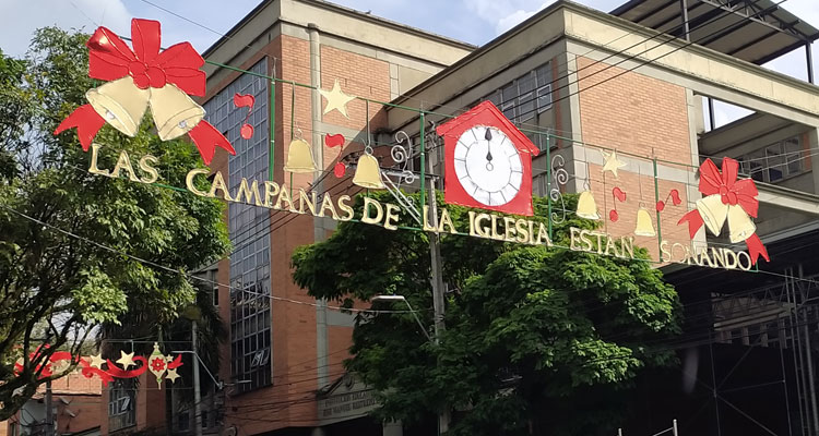 alumbrado navideño en Envigado, diseño "las campanas de la iglesia esta sonando"