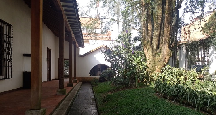 Antejardin Casa de la Cultura de Envigado