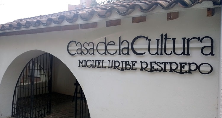 Entrada casa de la cultura Manuel Uribe Restrepo