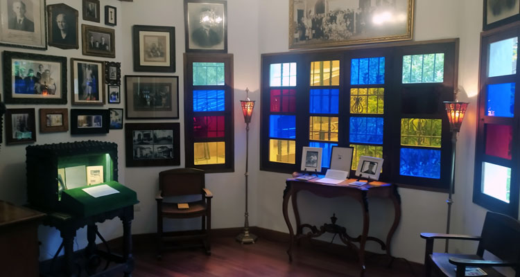 Salon con fotografias antiguas de Fernando Gonzales Ochoa