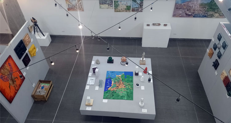 Exposicion de arte en la sala del parque debora arango