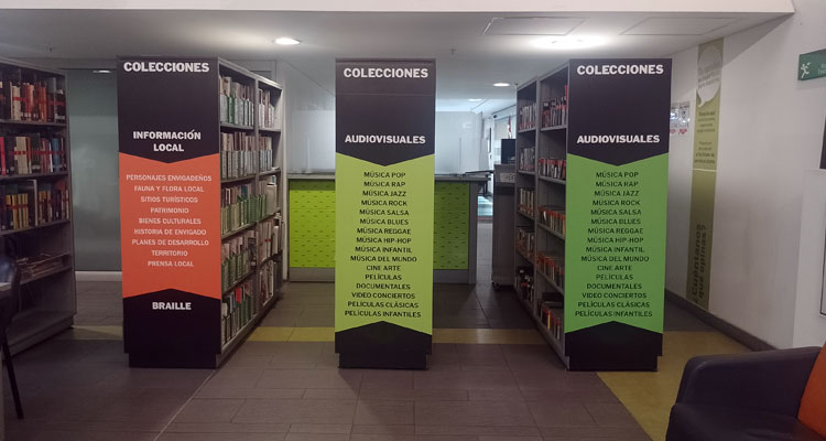 Estanteria con libros en la biblioteca debora Arango