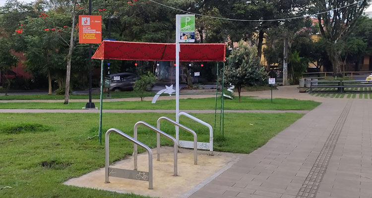 Zona de parque bicicletas en el parque del dorado