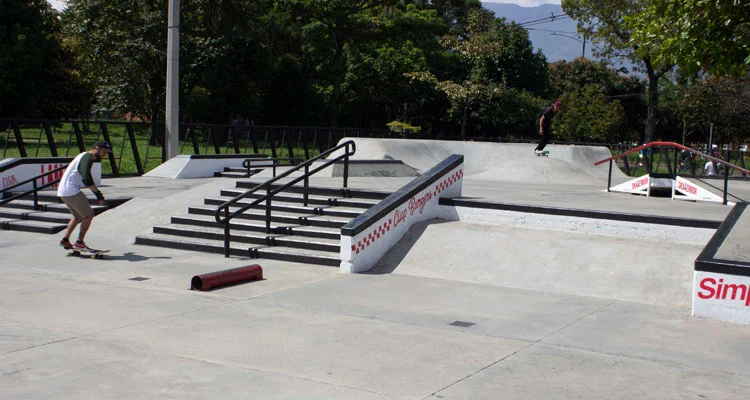 Deportistas practicando skateboarding