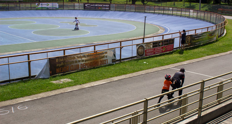 Personas patinando en el club paen