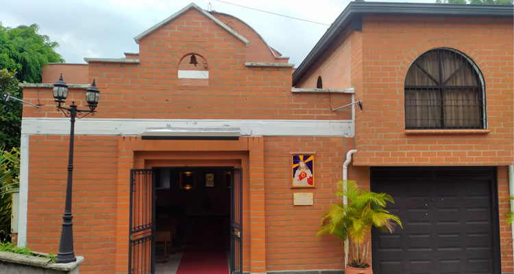 Vista lateral de la iglesia el trianon envigado