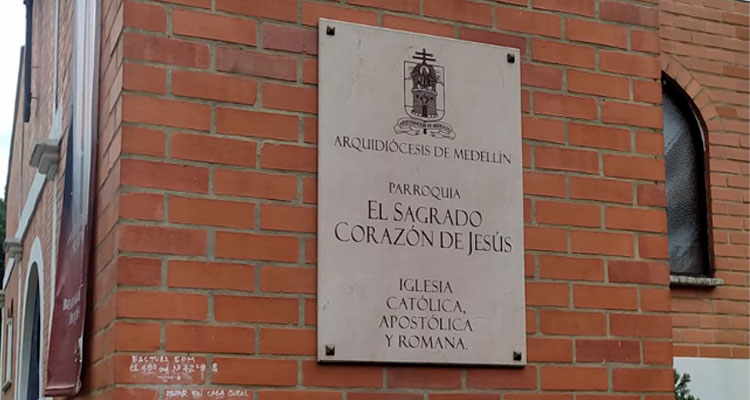letrero de la parroquia el sagrado corazon de jesus envigado