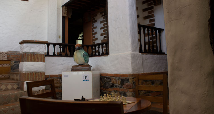 patio central con mesa para jugar ajedrez parque la guayacana