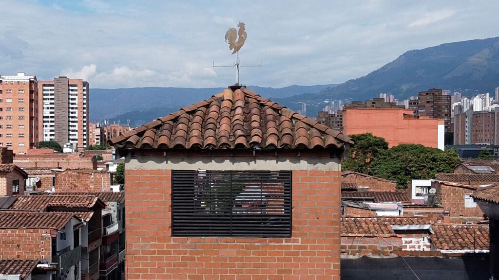 Imagen del gallo en la punta de la parroquia alcala de envigado