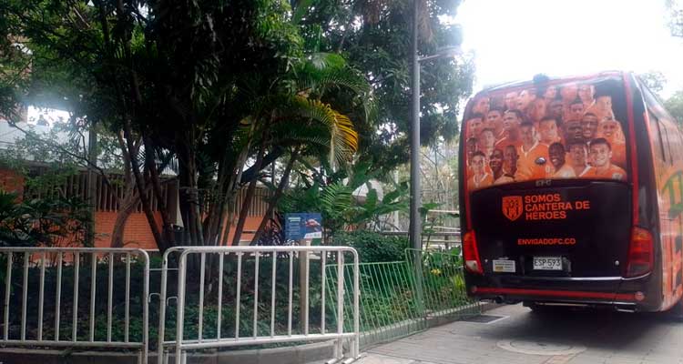 Bus del Envigado FC en el polideportivo sur de Envigado