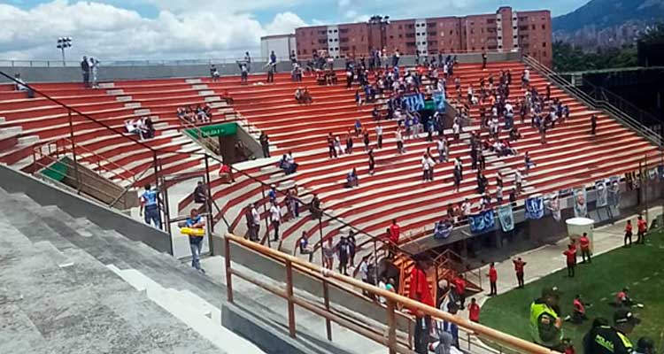 Hinchada de Millonarios en el polideportivo sur de Envigado