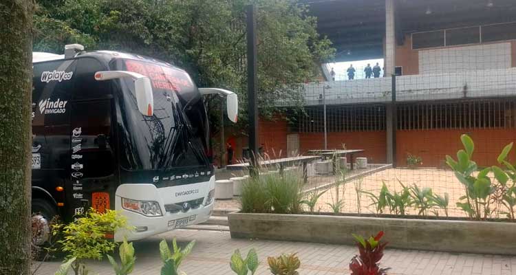 Ingreso del bus de envigado al estadio