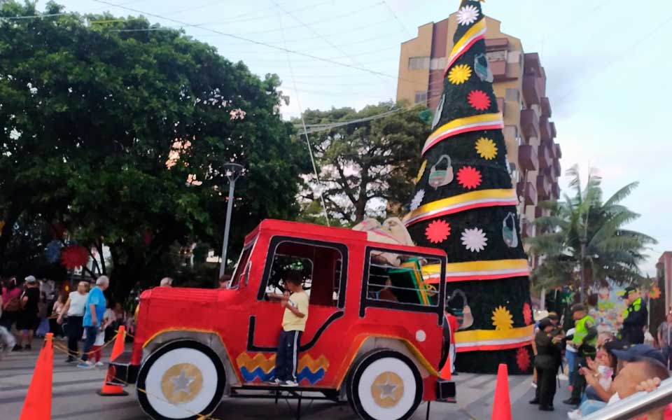 Carro-y-arbol-navideño-envigado
