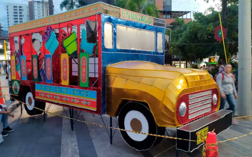 Chiva-diciembre-alumbrado-Envigado