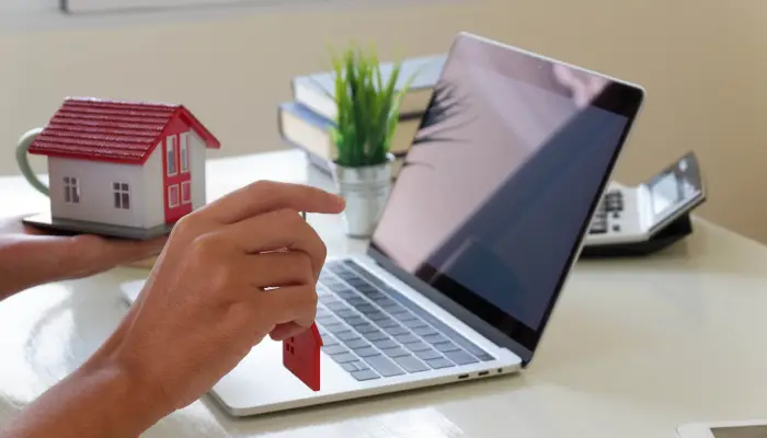 Usuario descargando el certificado de liberta en su portatil